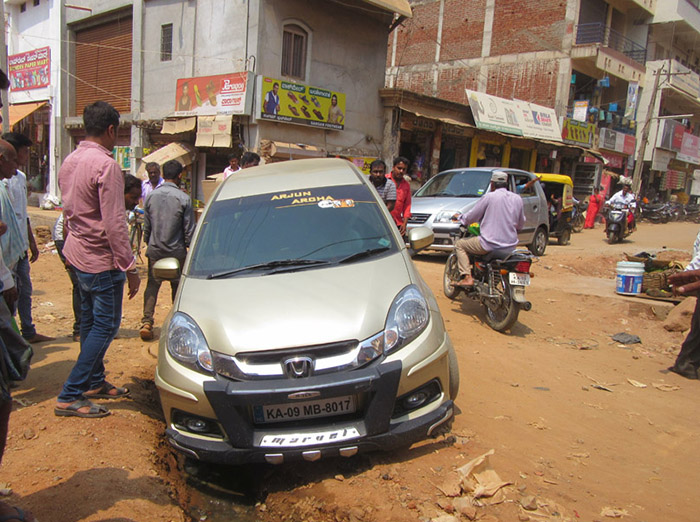 ಚಾಮರಾಜನಗರ: ಅಪಾಯಕ್ಕೆ ಆಹ್ವಾನ ನೀಡುತ್ತಿರುವ ದೊಡ್ಡಂಗಡಿ ಬೀದಿ ರಸ್ತೆ ಕಾಮಗಾರಿ